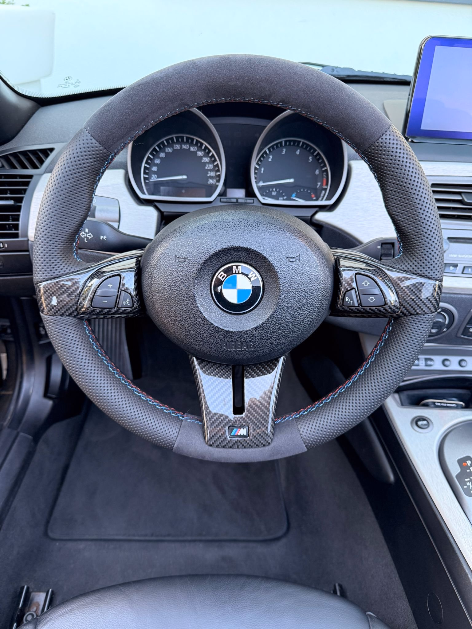 Leistungsstarker BMW Sportlenkrad mit Carbon-Design fĂĽr individuelle Fahrzeugaufwertung.