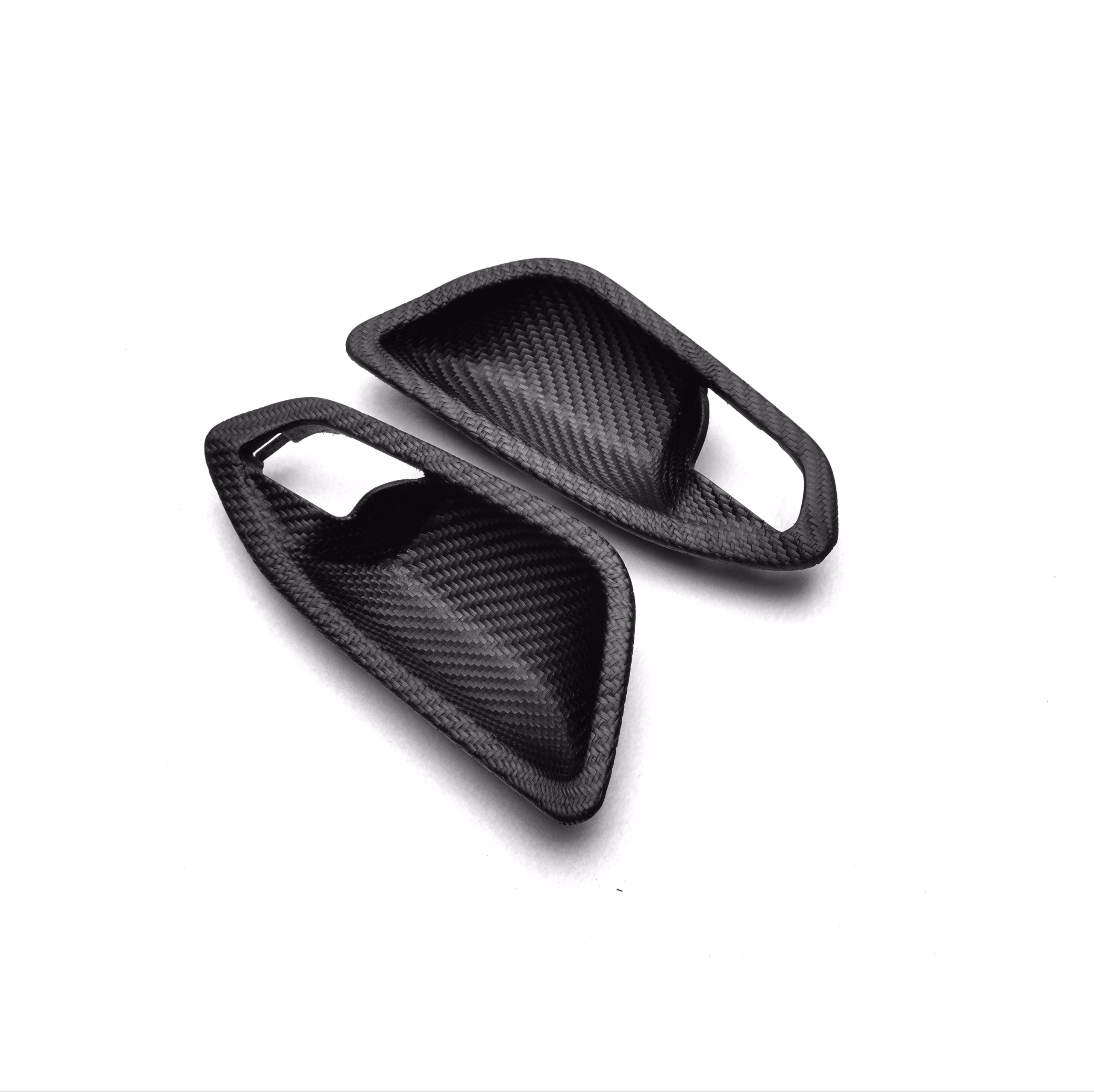 Hochwertige Carbon-Kartenfächer für Fahrzeuge, sportliches Design und beste Verarbeitung.