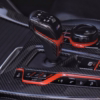 Hochwertiges Carbon-Interieur mit sportlichem Schalthebel und Bedienelementen, spezialisiert auf Automobil-Modifikationen.