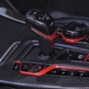 Hochwertiges Carbon-Interieur mit sportlichem Schalthebel und Bedienelementen, spezialisiert auf Automobil-Modifikationen.