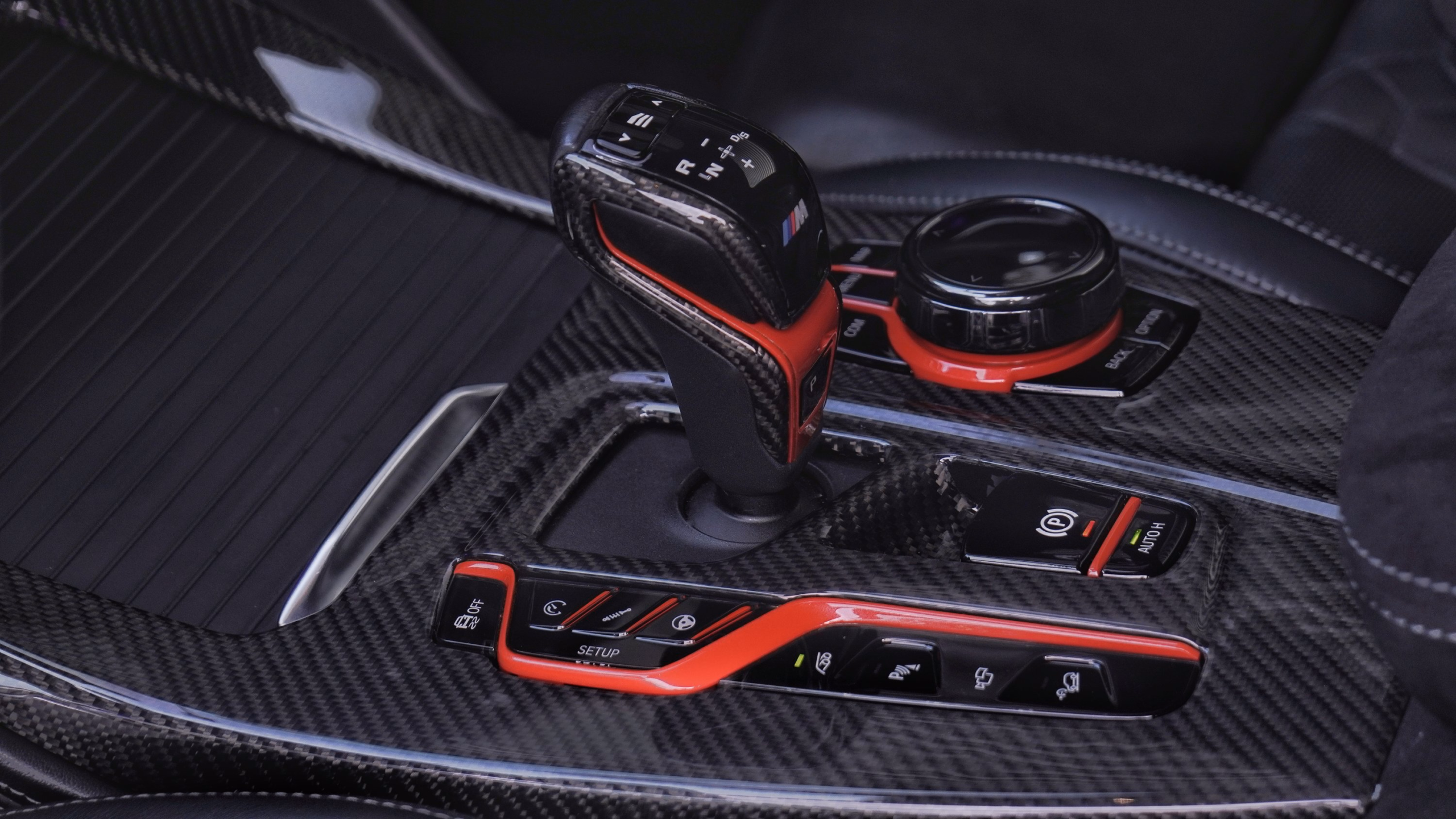 Hochwertiges Carbon-Interieur mit sportlichem Schalthebel und Bedienelementen, spezialisiert auf Automobil-Modifikationen.
