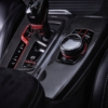- Hochwertiges Automobil-Cockpit mit Carbon-Design.