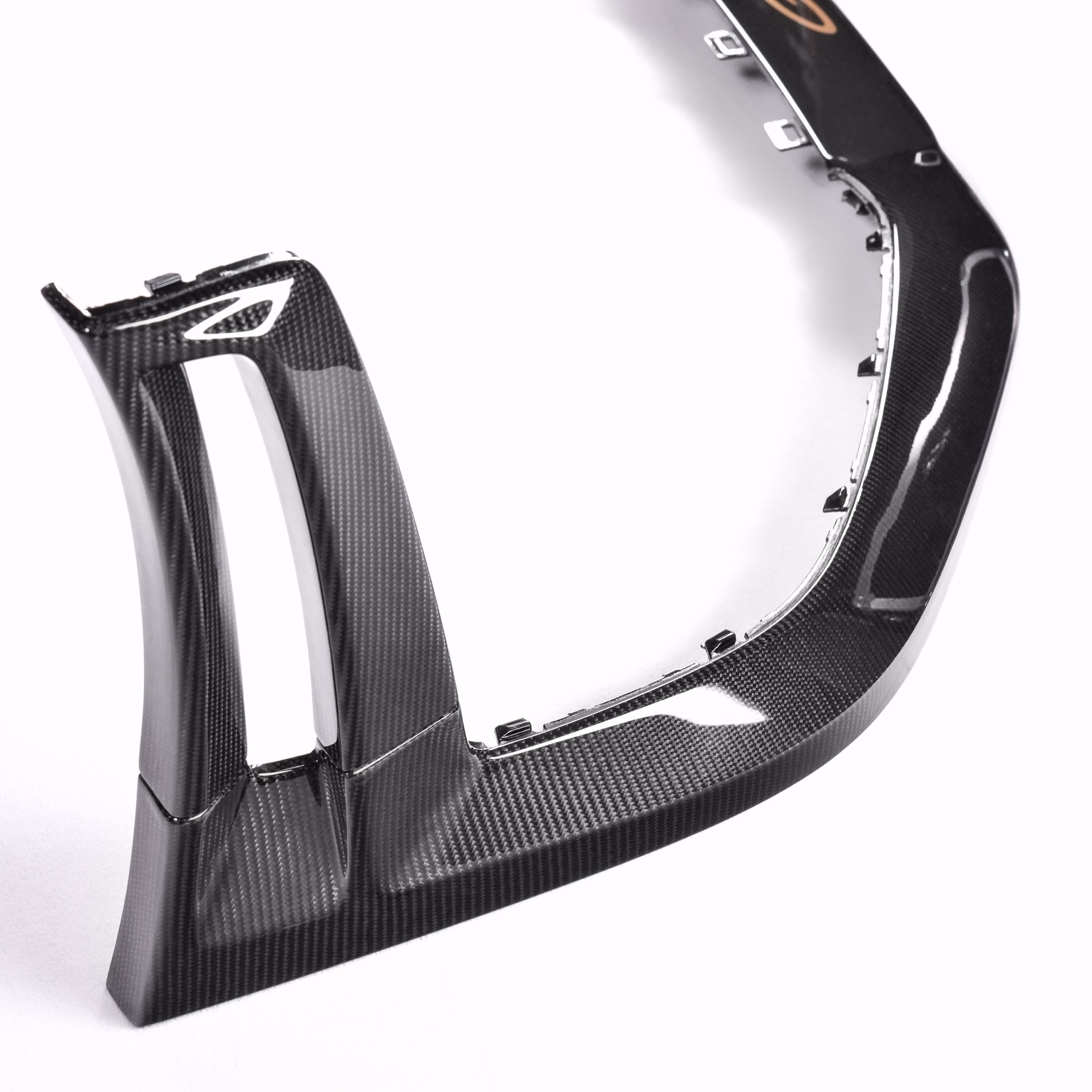 Leichtgewichtiger Carbonmonteur fĂĽr Automobilanpassungen.