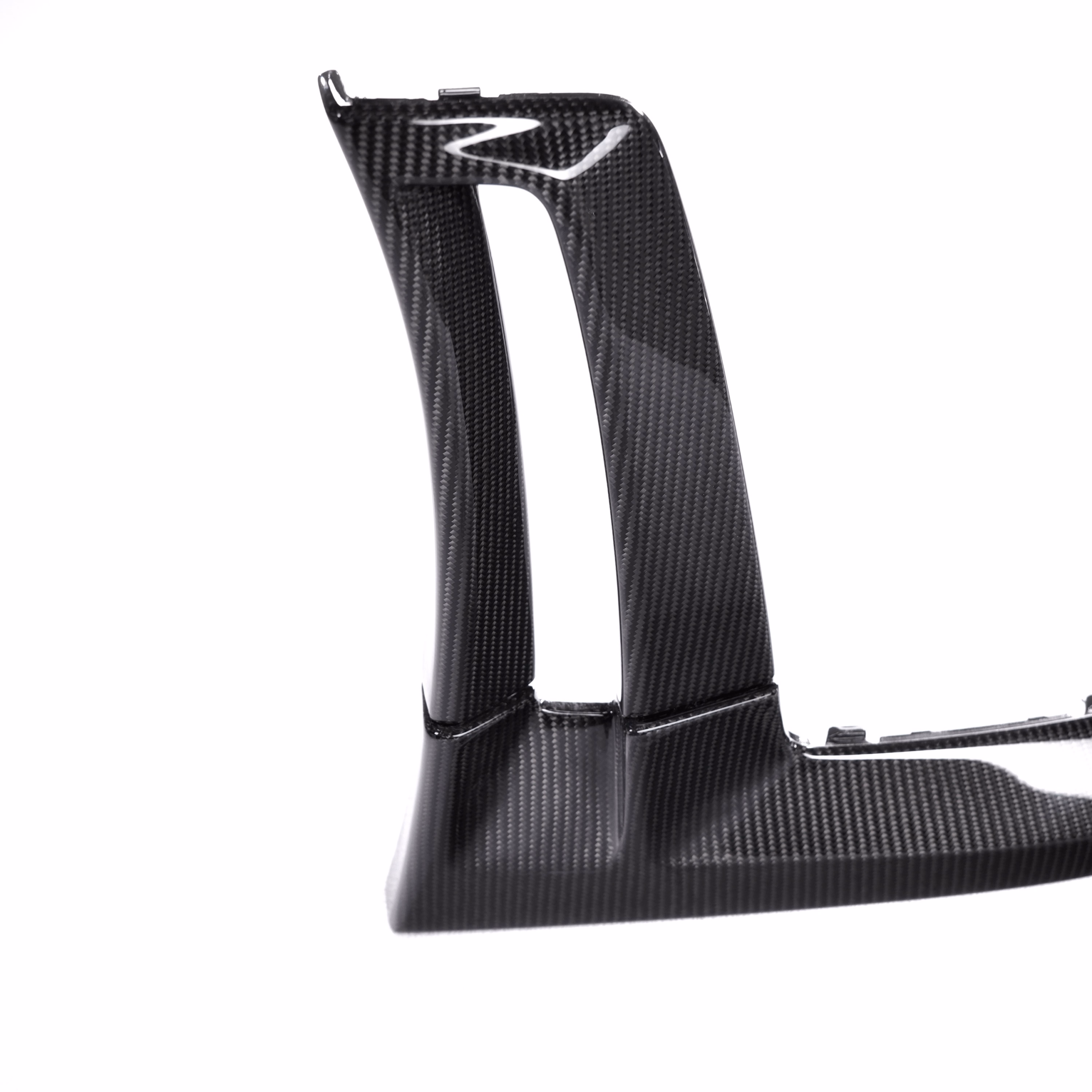 Leistungsstarke Carbon-KotflĂĽgel fĂĽr Autotuning und Motorsport, maĂźgeschneidert fĂĽr hohen Komfort und Stil.