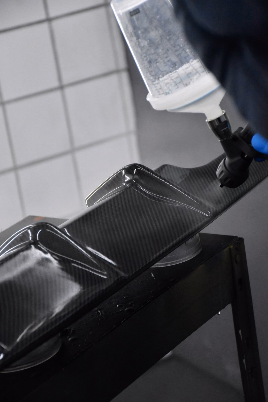 Imagebild Lackierung Leistungsmessung mit Carbon-Felgen und hochwertigem Kohlefaser-Design.