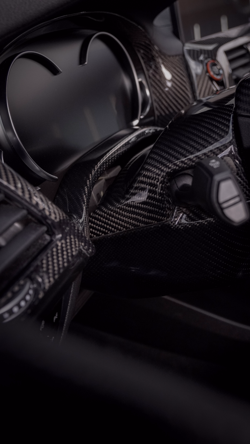 BMW X3M Carbon beschichtete Innenraumaustattung BMW X3M Lenksäule mit Carbon laminiert , Tachoumrandung mit Carbon laminiert. Laminiert mit 245g/m² Köper Carbon