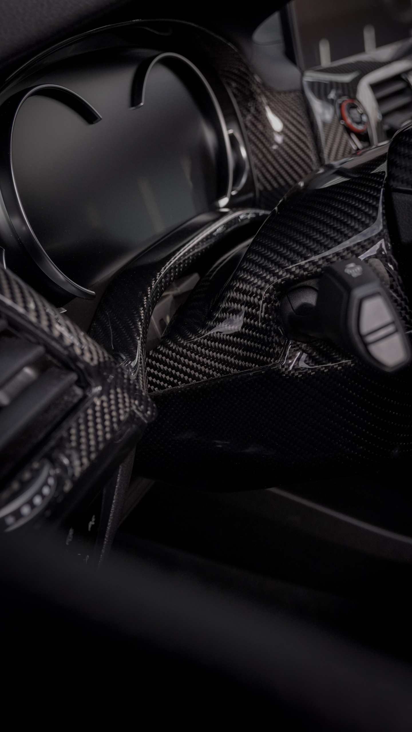 BMW X3M Lenksäule mit Carbon laminiert , Tachoumrandung mit Carbon laminiert. Laminiert mit 245g/m² Köper Carbon