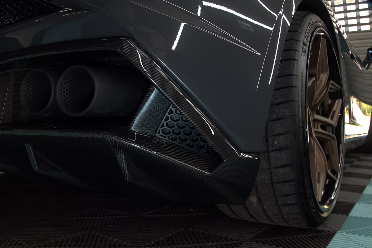 Lamborghini mit Carbonteilen von Carbon Modifications — Heckdiffusor, Endrohrblende, Splitter und Innenraum